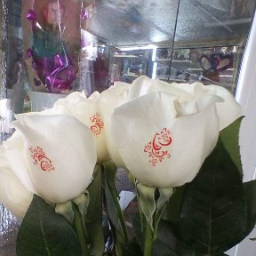 Фотография "В продаже розы с декором  два сердца."