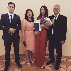 Фотография "моя семья! вручение диплома Дианы"