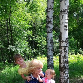 Фотография "Обнимашки с внучками в парке. Это  Дениса дочки"