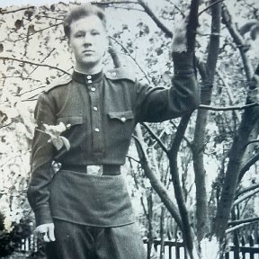 Фотография "Это я, Манушкин  Евгений .  Русский солдат  образца 1962-1965 года.   3-й  год  службы.  Уже  настоящий ДЕД, но без дедовщины.    (июнь 1965 г)    Здесь мне 22 года.
Все эти фото расскажут какими мы были и какими мы стали."