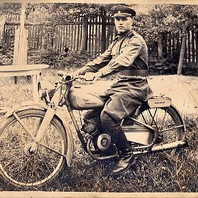 Фотография "1946 г., Германия, земля Саксония-Анхальт, г.Балленштедт. Дед на трофейном мотоцикле"