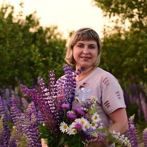 Фотография "Цветы полевые, расцветкой сияют. В саду фиолетом Люпин зацветает. Шагает  июнь,
Убегая от мая…Картину мы эту С мольберта снимаем."