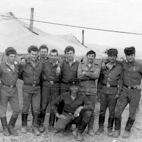 Фотография "345 полк, Бамиан, 1982 
5 рота, наш командир С.В.Чебышев"