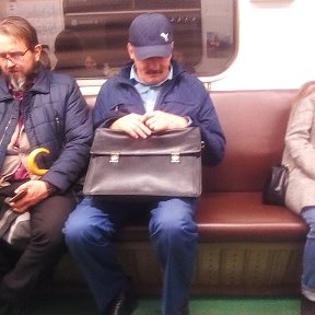 Фотография "уснул в метро,ехал в суд"