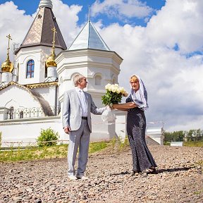 Фотография "У стен Успенского монастыря. Фотосессию делала наша дочь Юлия Шайганова."