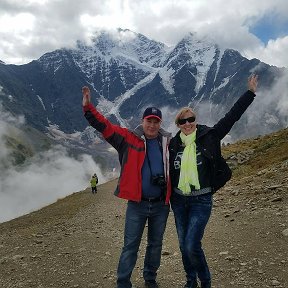 Фотография "Мы на Эльбрусе! Мы это совершили! Вдалеке хорошо виден знаменитый ледник семерка.. В горах тобой овладевает неимоверное чувство радости от окружающей красоты неприступных вершин!"