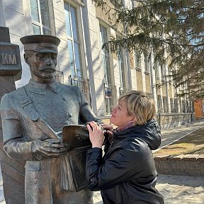 Фотография "Памятник "Нулевой километр" был открыт 25 августа 2012 года,в день 333-летия города Кургана. Автор курганский художник Борис Орехов.
Говорят, что если прикоснуться к "волшебной" сумке почтальона и загадать желание, то оно обязательно сбудется! 
Проверим"