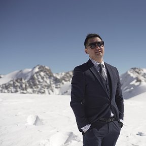 Фотография "Ледник Дмитриева на высоте 4 468м заключили сделку, тем самым вошли в книгу рекордов Гинесса как самая высокая сделка в истории. P.S типа мне не холодно вообще."