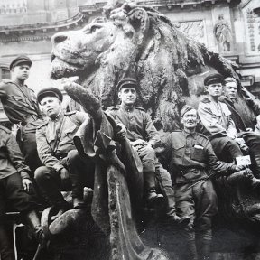 Фотография "Мой папа, Омбелев Владимир Филиппович.Берлин.Май 1945 года (4-й слева)
Памятник кайзеру Вильгельму I."