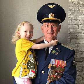 Фотография "С внучкой Даринушкой! 9 мая 2023 года."