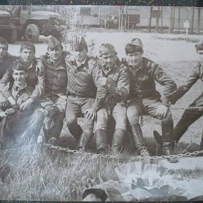 Фотография "400 полк Мальвинкель в парке у фонтана  Напротив  боксы рем роты Лето 1980 года Дембельская осень уже    совсем  близко"