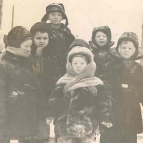 Фотография "1964 г. Инта, ребята с ул. Солнечная. Я в платке."