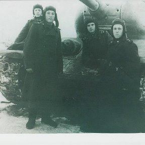 Фотография "2й справа (в люке механика-водителя) мой отец - Ушаков Сергей Алексеевич,Германия 1945 год"
