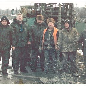 Фотография "изыскательский отряд с буровой, Саратовская область."