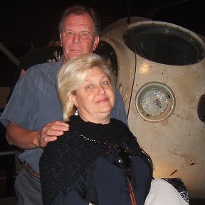 Фотография "Володя и я в Окландском  музее космонавтики  возле настоящей капсулы "Союз", приземлившейся с советскими космонавтами в те далекие времена бывшего СССР... Фото от 27 июня 2015 года."