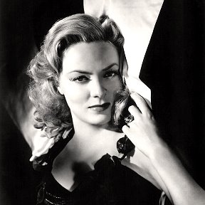 Фотография "Forgotten Hollywood.  Audrey Totter - the film noir dame that I would want by my side if I ever got in trouble.  Her film career was short, but definitely memorable!  Most notable for "The Lady In The Lake," "The Unsuspected," and "High Wall."  She also nearly tempted John Garfield away from Lana Turner in a bit role in "The Postman Always Rings Twice.""