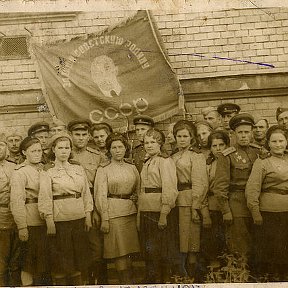 Фотография "Моя мама Мельникова(Хмелевская) А.Г.,гвардии ефрейтор ВДВ, у знамени части. Австрия,май 1945 года. Мама четвертая справа,самая маленькая."