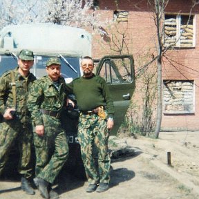 Фотография "ППД ВК СТАРОПРОМЫСЛОВСКОГО РАЙОНА ГРОЗНОГО. ВЕСНА 2000 года. ЗАМ.КОМЕНДАНТА, КОМ. КОМЕНДАНТСКОЙ РОТЫ И Я."