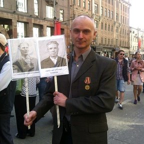 Фотография "9 мая 2015 Москва . беЗсмертный полк - мои деды : Сарафанов Николай Алексеевич и Лавров Павел Антонович."