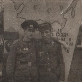 Фотография "На фото я в зелёной фуражке,рядом закадычный друг Янин.
Помните,граница СССР была священна и неприкосновенна."