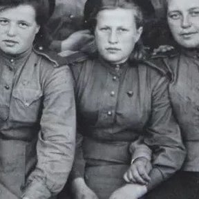 Фотография "вот настоящие защитники отечества, проверенные войной. мы пока условные, и не дай бог получить горячую проверку. моя мама п первом ряду третья справа. 16 аэростатный полк. доброволец в 18 лет."