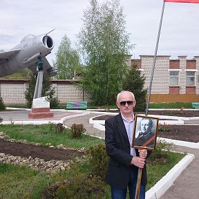 Фотография "В.Евсеев у монумента МиГ-17. 9 мая 2015 г."