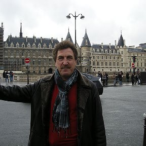 Фотография "После "галопа"по Лувру.на фоне тюрьмы Консьержери(бывшей)"