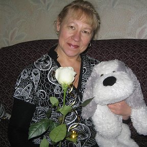 Фотография "В День рождения с белой розой, не с пионом, не с мимозой...Мне её родной племянник подарил. Пожелания и поздравления говорил..."