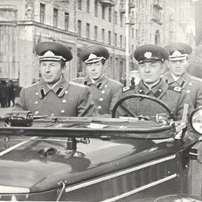 Фотография "Москва парад 7 ноября 1968г   в  составе парадного экипажа  на втором плане (слева на права)  лейтенанты  САША ЛУТТ и  ВОВА  ДЕМИДОВ"