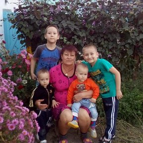 Фотография "это я и мои  четыре внука"