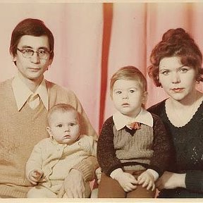Фотография "1980 г. Я, сыновья Никита и Рома, жена Рая. Нашему полку прибыло."