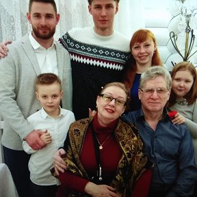 Фотография "2 марта 2020 года собрались на День рождения Мити со всеми внуками (стоят старшие: Кристина, Кирилл, Митя; а рядом с нами младшие внуки Дашенька и Алёшенька)."