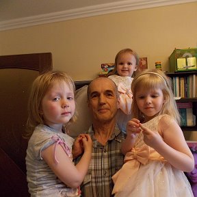 Фотография "Мои родные внучки 
(слева на право) Вероничка
,Полинка и на ве"