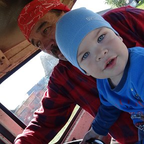 Фотография "любимый внук! со мной в тракторе ) учимся водить с пелёнок !"