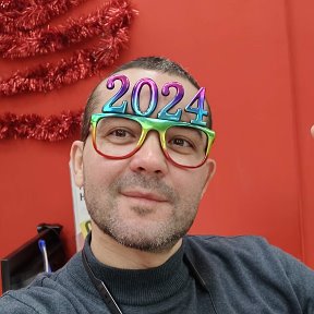 Фотография "Новый год уже буквально на носу. 🤓 Поэтому поëм Хэли крисмас агэюхэп и радуемся. 😁
2️⃣ 0️⃣ 2️⃣ 4️⃣, желаю тебе быть хорошим!✌️"