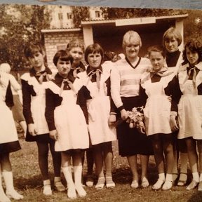 Фотография "Elevi de-ai noștri în 1980, într-o excursie în Sankt Petersburg. Recunoașteți pe cineva?"