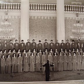 Фотография "Московский Хор Молодежи и Студентов - весна 1988 года - я в центре - 2-ые сопрано."