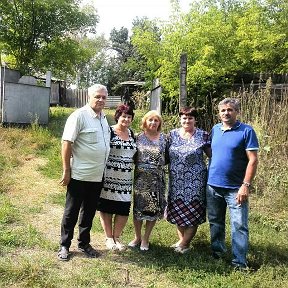 Фотография "с  шапорево  у отчего  дома                 брат   ваня   я    сестра   лена    вера    и брат  леня   2о17
  год      август"