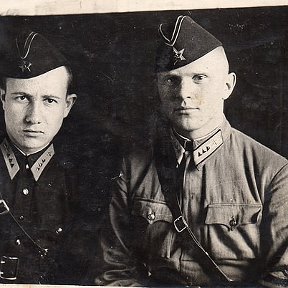 Фотография "Мой дядя Иван Петрович Гадючкин,1914 года рождения и уроженец Красного Перевала (Ярославль.)  Погиб в Польше в мае 1945-го. Справа на фото."