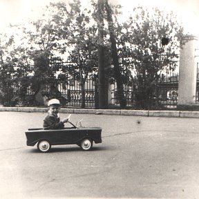 Фотография ""Дунькин сад" 1968г. ...это прокатная-скоро отец мне подарил на ДР такую же))) "Нева" с багажником, с муляжом мотора под капотом, пневмоклаксоном и горящими от батареек фарами...."