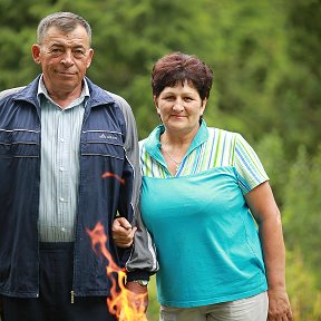 Фотография "Бишкек, я с Володей на отдыхе в горах, а  огонь под шашлычек."
