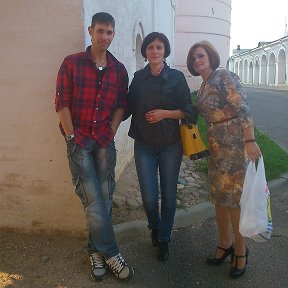 Фотография "С дочкой и сыном у стены Кремля Ростовского"