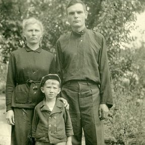 Фотография "Мои родители  Отец Мягков Николай Максимович - воевал с первых дней войны  , попал в плен. Прошел фашистские лагеря для военнопленных. Мама Мягкова Татьяна Денисовна - была угнана немцами в Германию. Тоже прошла лагеря - трудовые."