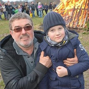 Фотография "Victor Heptin ist gemeinsam mit seinem Enkel Enrico (6) zum Osterfeuer auf den Hof Wibbeler gekommen. Zahlreiche Bünder verbrachten hier am Osterwochenende gesellige Stunden. Foto: Annika Tismer"