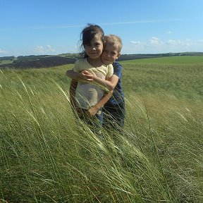 Фотография "Мои внуки на юге Башкортостана- за горизонтом Оренбургская область.Колышится ковыль."