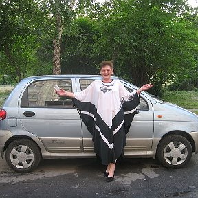 Фотография "Я у своей машины. Обмыла все колёса шампанским!!!
18.06.2011 года."