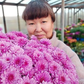 Фотография "Работаю в теплице. Не крашу волосы, потому что выгораю на солнце за весну и лето. С цветами и бесцветная. Выйду на пенсию и времени будет больше (надеюсь)."