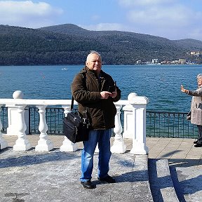 Фотография "Ездили на экскурсию на завод шампанских вин в Абрау Дюрсо.
На берегу озера Абрау Дюрсо"