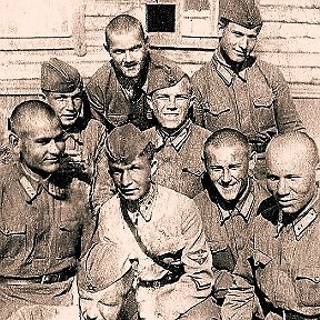Фотография "Батайское летное училище 1939 - 1940гг.  В нижнем ряду  справа второй - это мой дед Александр Щеглов ,  слева - Алексей Маресьев..."