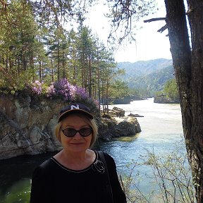 Фотография "Горный Алтай, май 2019. Недалеко от Чемальской ГЭС в месте впадения реки Чемал в Катунь. Я на фоне цветущего маральника. Спасибо прохожему за фото!"